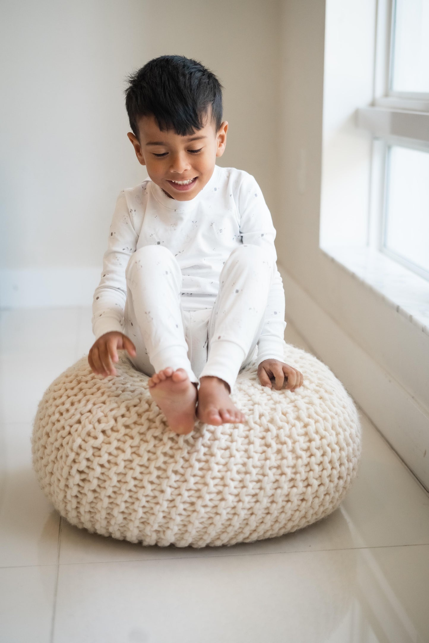 “Conjunto de pijama para niños pequeños PimaComfort con ribete blanco”