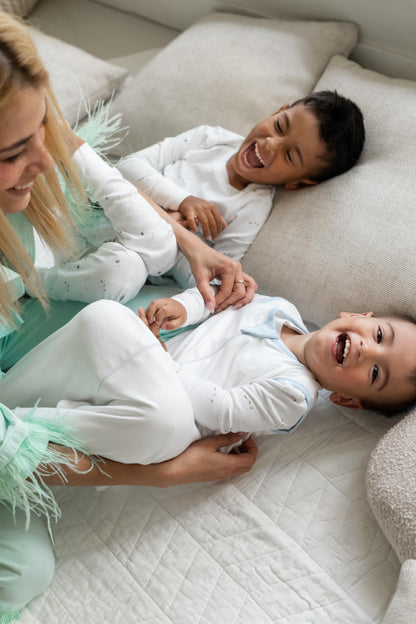 “Conjunto de pijama para niños pequeños PimaComfort con ribete blanco”